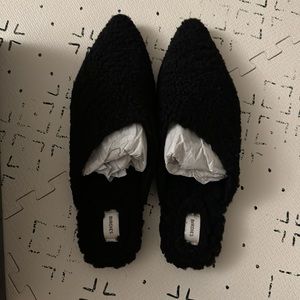 Birdies Lark black fuzzy pointed slides